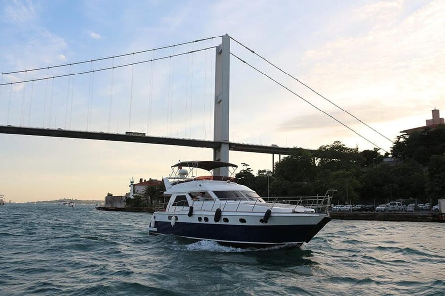 Istanbul: Luxury Yacht Tour at Sunset w Snacks - The Bosphorus Route: Two Hours of Changing Views