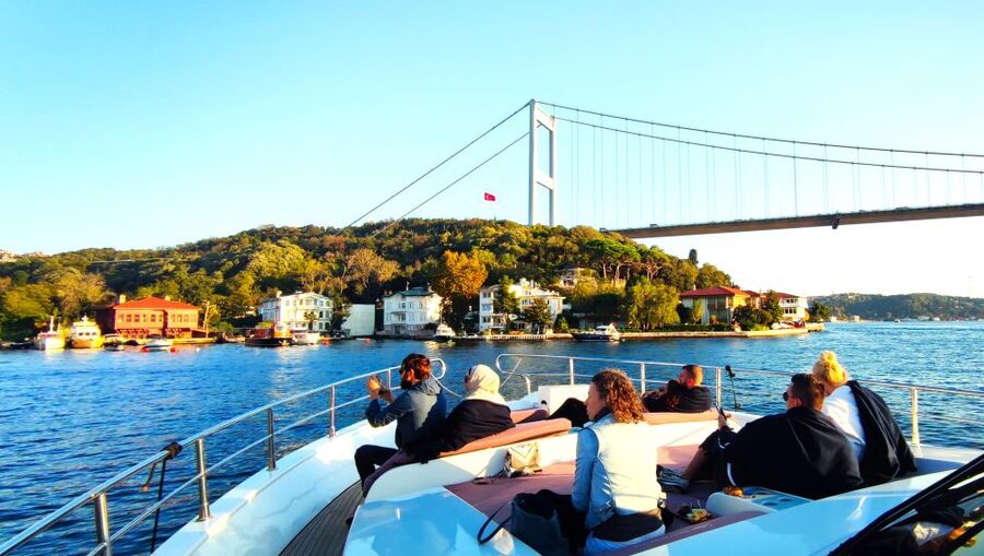 Istanbul: Old City Tour and Luxury Sunset Bosphorus Cruise - Topkapi Palace and the cost of extra admission