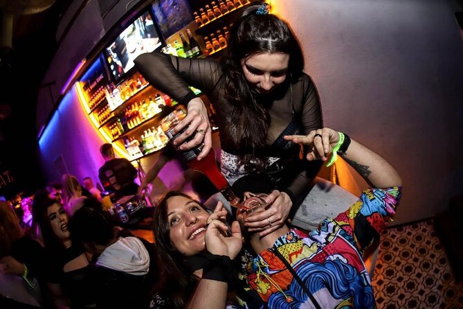 Istanbul Party Pub Crawl with Party Bus in Sultanahmet and Taksim - Why this works well for solo visitors