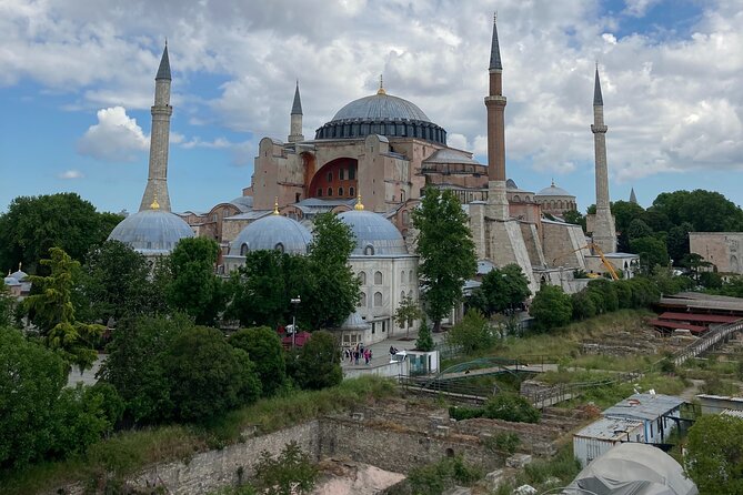 Istanbul Private Walking Highlights Tour - Seeing Ayasofya between two great landmarks