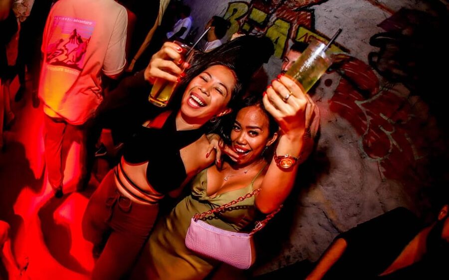 Istanbul: Rooftop Pub Crawl with Party Bus - Who should book this Istanbul night out?