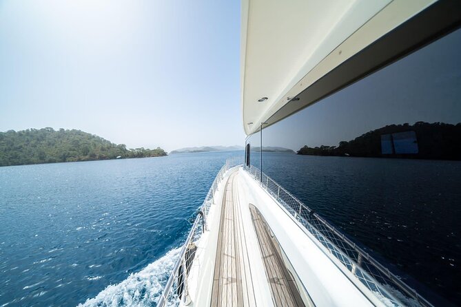 Istanbul: Small-Group Yacht Cruise with Snacks, Sunset or Daytime - One cruise, two shores of the Bosphorus