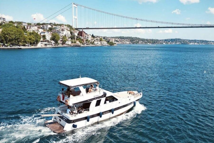 Istanbul: Small Group Yacht Tour with Unlimited Wine - Why this two-hour Bosphorus cruise feels different