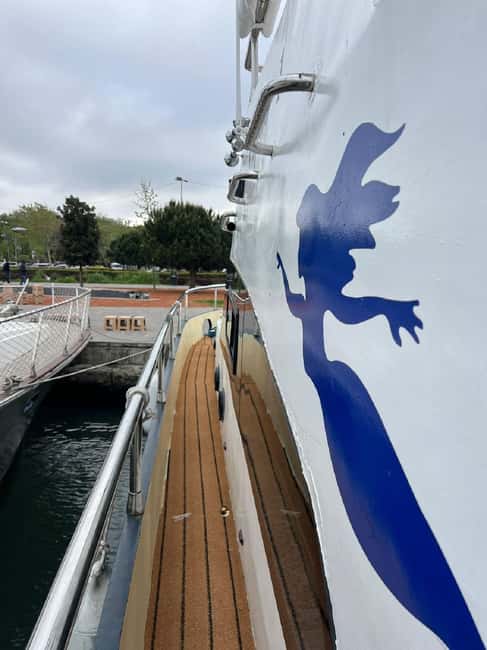 Istanbul: Sunset Bosphorus Yacht Cruise with A break on Asia - The 15-minute Asian-side break in Üsküdar