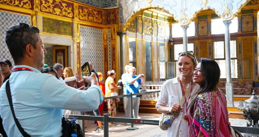Istanbul: Topkapi and Harem Tour with Skip-the-Line Ticket - The Bosphorus view and the coffee-break factor