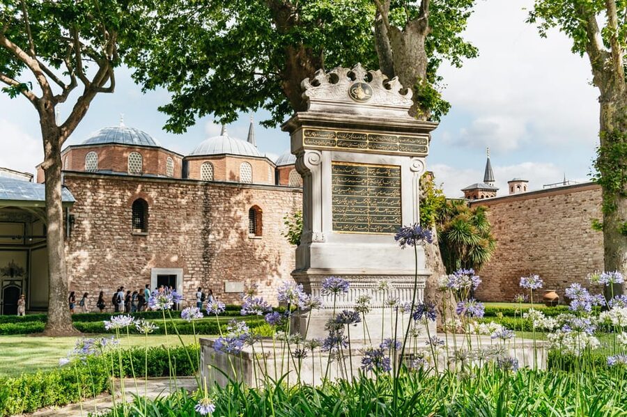Istanbul: Topkapi Palace and Harem Guided Tour with Ticket - The Sultanahmet introduction sets the scene