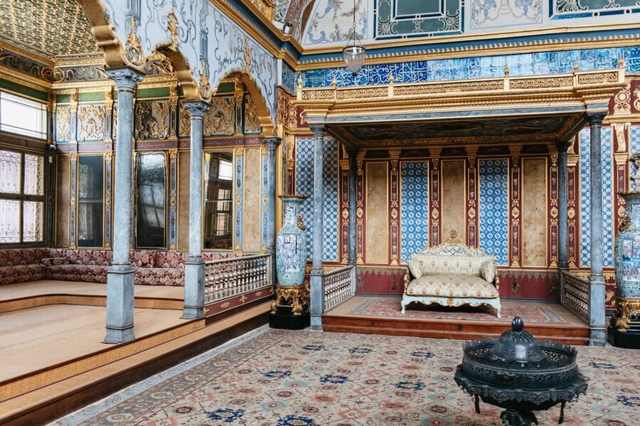 Istanbul: Topkapi Palace and Harem Guided Tour with Ticket - Sacred relics and imperial kitchens add range
