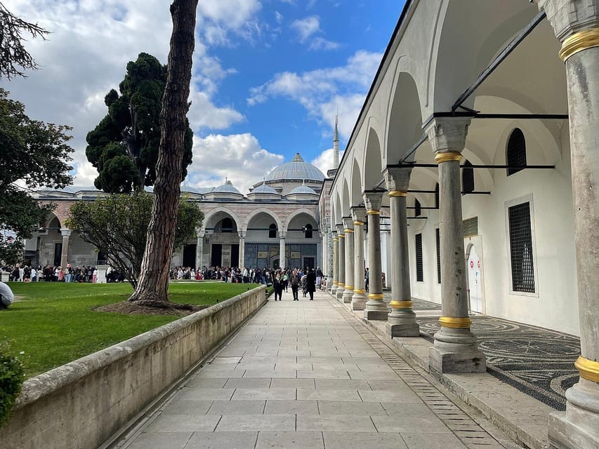 Istanbul: Topkapi Palace and Harem Ticket with Audio Guide - Meeting at Chimney Bistro and getting through the gate