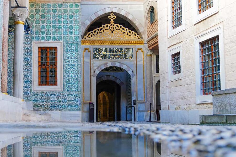 Istanbul: Topkapi Palace & Harem Museum Ticket & Audio Guide - Collections, sacred relics, and royal displays
