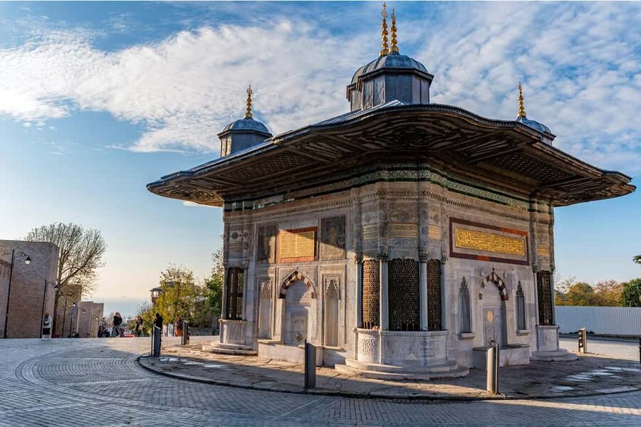 Istanbul: Topkapi Palace & Harem Museum Ticket & Audio Guide - Meeting the host at Chimney Bistro