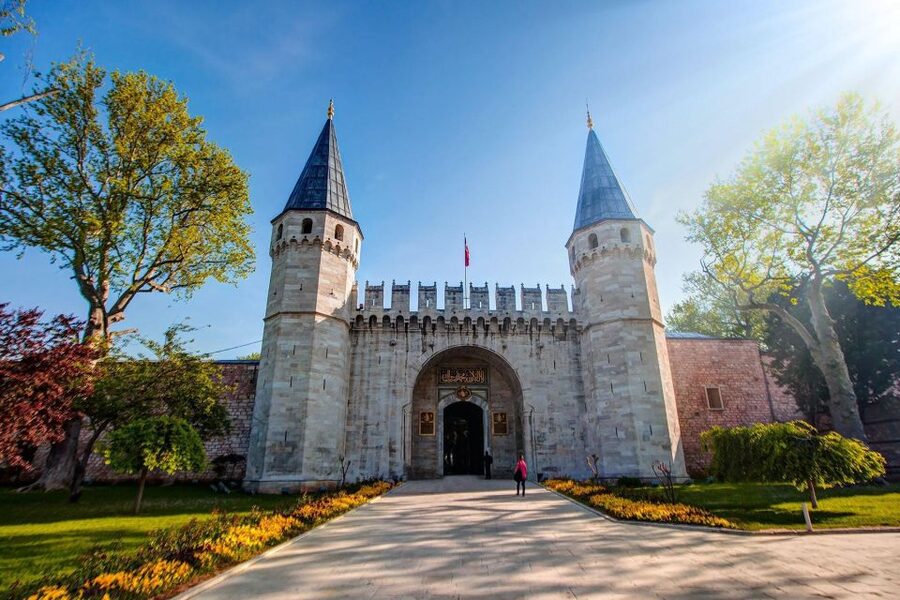 Istanbul: Topkapi Palace Skip-the-Line Ticket & Guided Tour - Meeting the guide at the Fountain of Sultan Ahmed III