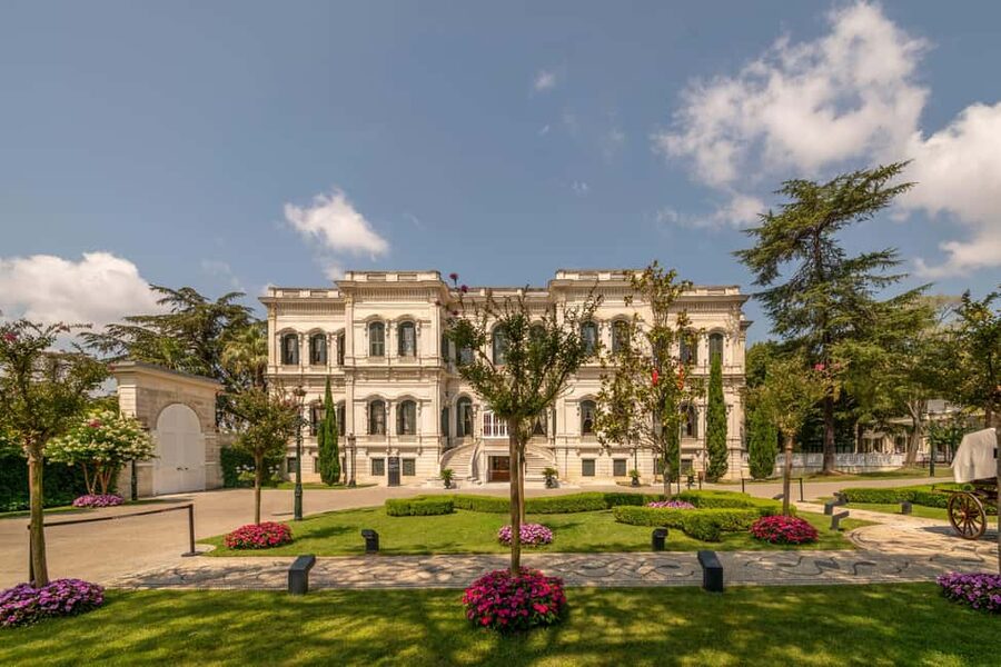 Istanbul: Yildiz Palace & Museum Skip the Ticket Line Entry - Arriving at Valide Gate in Beşiktaş
