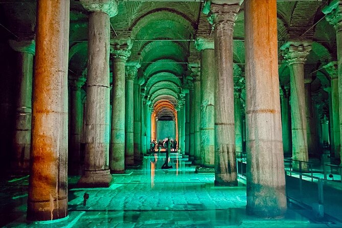 IstanbulBasilicaCistern/fastEntranceEnglish/Spanish (not tickets) - Finding the two Medusa heads