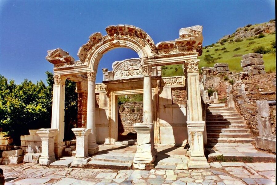 Kusadasi: Ephesus Small Group Tour - Selcuk lunch break and the scheduled shopping stop