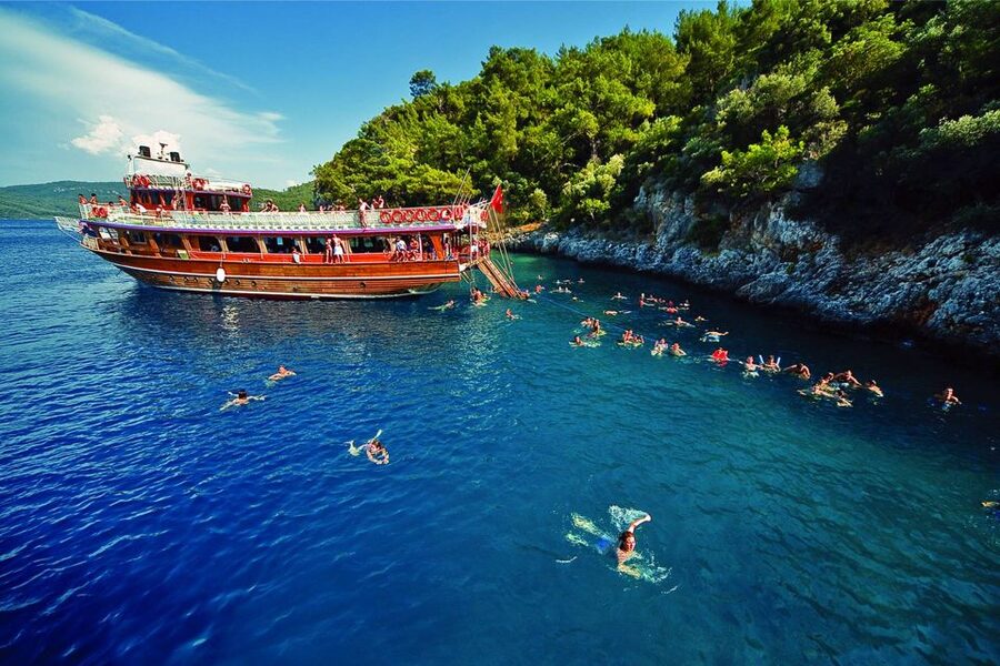 Marmaris: Boat Trip with Unlimited Drinks and BBQ Lunch - Lunch, drinks, and extra costs on board