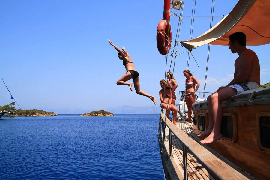 Marmaris Full-Day Boat Trip with Unlimited Soft Drinks+Lunch - Feeding mullets at the Adaköy fish farm