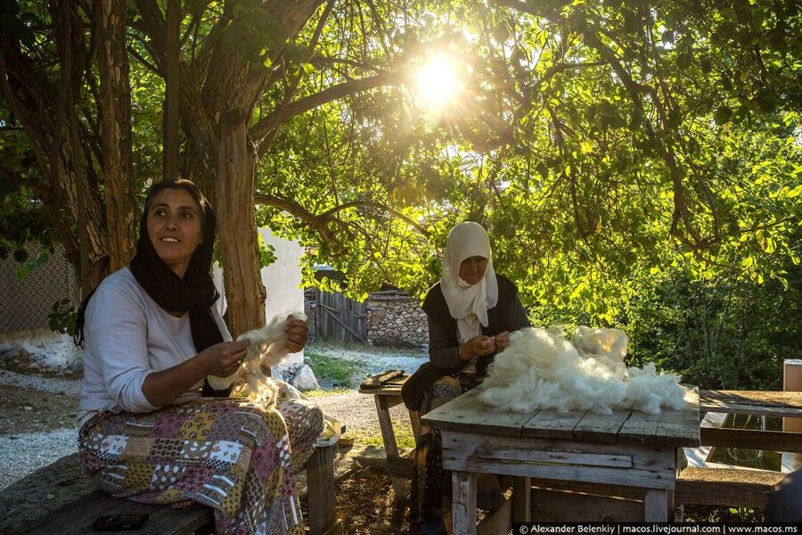 Marmaris: Local Village Tour with Lunch - Watching carpets take shape in Turgut