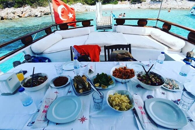 Private 6-Hour Boat Tour with Lunch in Bodrum Bays - Crew communication and service style