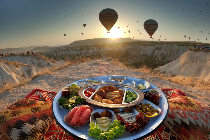 Private Breakfast Organisation in the Love Valley - Love Valley at sunrise, with balloons overhead