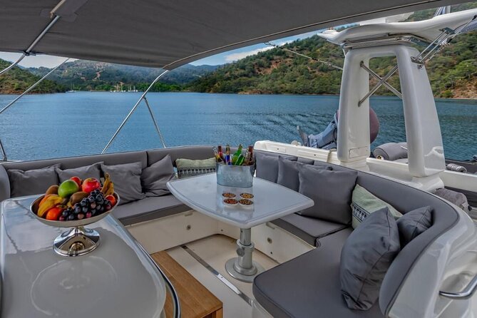 Private Luxury Yacht Cruise on Bosphorus - Rumeli Fortress and the narrowest point