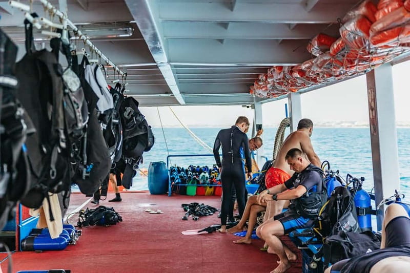 Side: Scuba Diving, Underwater Museum, 2 Dives incl. Lunch - Lunch, sailing, and the long pause between sessions