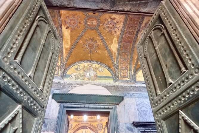 Topkapi Palace with Harem and Blue Mosque Guided Tour - Sultanahmet Square and the old imperial center