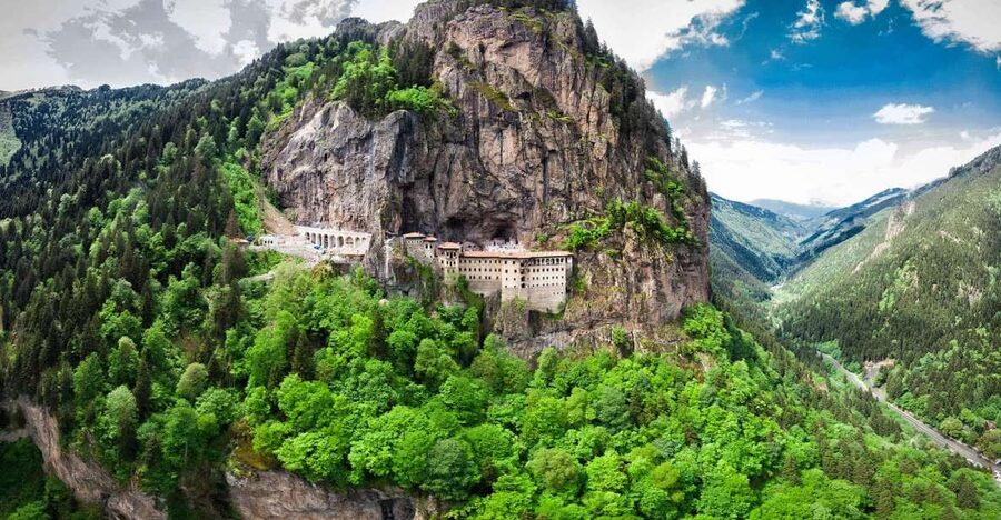 Trabzon: Sümela Monastery, Cave, and Hamsiköy Daily Tour - Reaching Sümela Monastery after the 350-meter climb